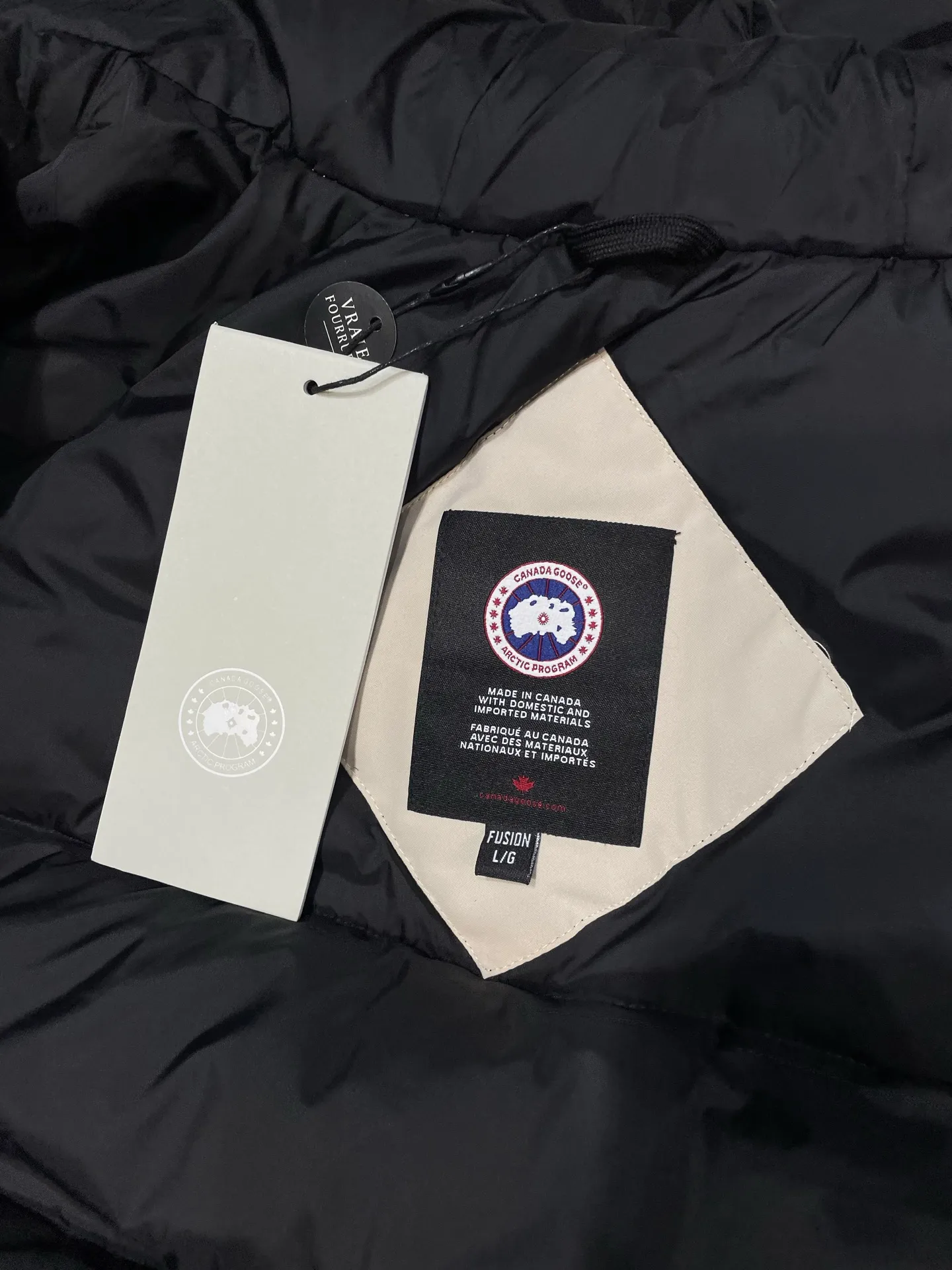 P900 special down Canada Goose Canada Goose #Chilliwack 7999M bomber jacket short down jacket/01 model #女与狠# Genuine synchronous anti-counterfeiting chip sensor! ➖ Imported 21S polyester-cotton blended original fabric [last year’s 16S/18S hard fabrics have been completely eliminated, this year all use 21S genuine synchronous fabrics, the soft mid-strap feels delicate and textured], genuine synchronous Feather-Light 10D waterproof coating fabric, made of 84.5 polyester fiber and 15.5 cotton, 100% the best feel in the entire network! ➖ The genuine official website is synchronized with the national standard 80 white duck down, you can check the official website customer service, there will never be a series of misleading claims such as 90 down or goose down! ➖ Using the best nylon lining with double double-layer sealing design, velvet-proof No. 7 needle + grid-filled down ready-made garments, there is 100% no so-called velvet running! ➖ The cuffs are designed with thickened seamless threads, and the collar and pockets are lined with top-quality polar fleece to keep you warm and comfortable! ➖ Yoshida YKK provides original custom-made electroplated sliders. YKK two-way lockable zippers are tight and smooth and will not peel off paint! ➖ 3M composite guarantees that the Velcro is the same as the original, durable, and all accessories and hardware are custom-made! ➖ Imported BEHRINGER embroidery machine to customize the 10,000-needle embroidery logo, 98% of which can be reproduced to restore the original logo. You can check and compare on the official website! ➖ The fur collars are all made of large pieces of Western Canadian blue wolf hide, ensuring that each fur collar is 13-15cm wide!   Size:XS-XXL
